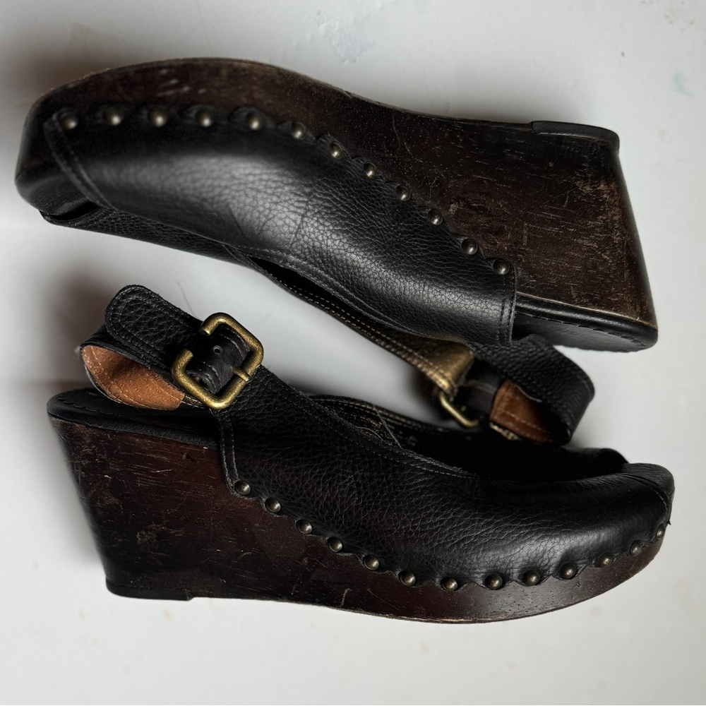 BCBG Max Azria Black Leather Peep toe Wood Wedge size 7 Heels 37.5